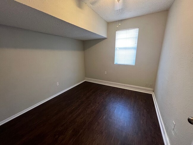Building Photo - Lovely 3 Bedroom 1 Bathroom Home with a Fenced Backyard!