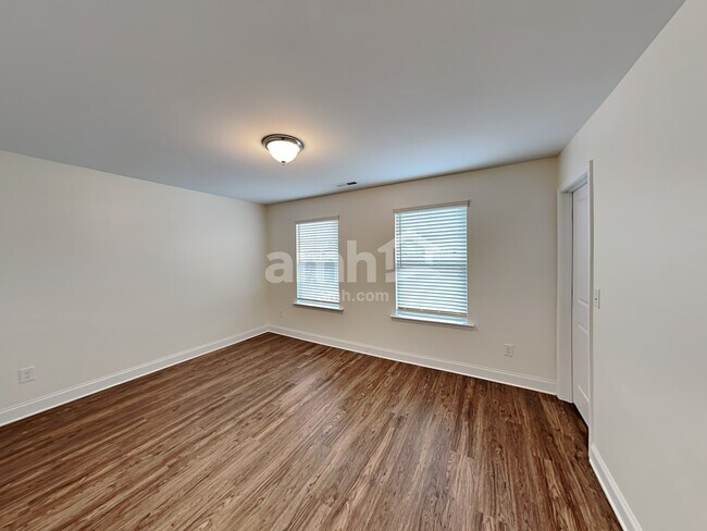 Building Photo - 5212 Valor Dr