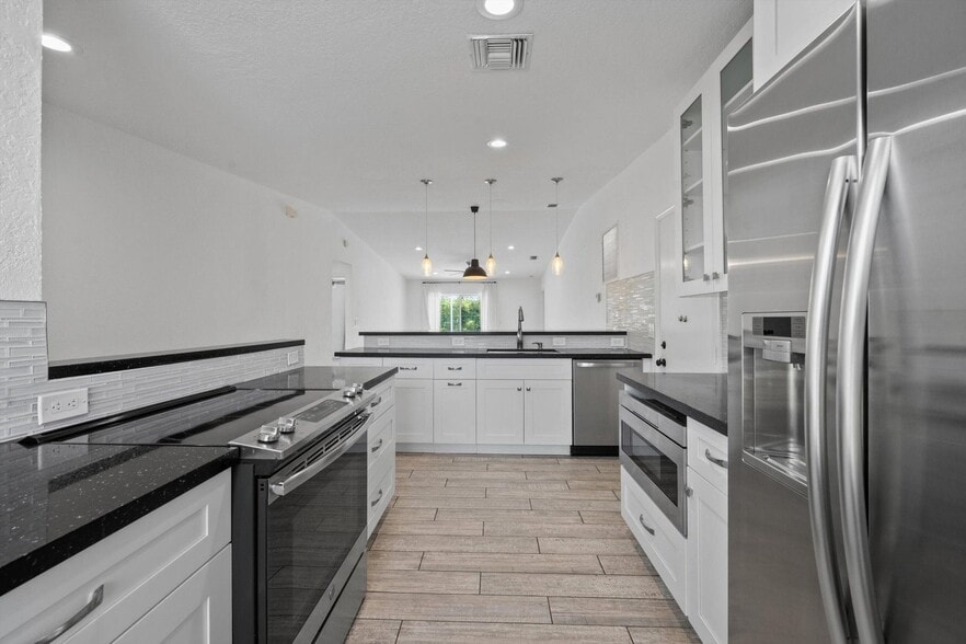 Building Photo - 3800 Miramontes Cir