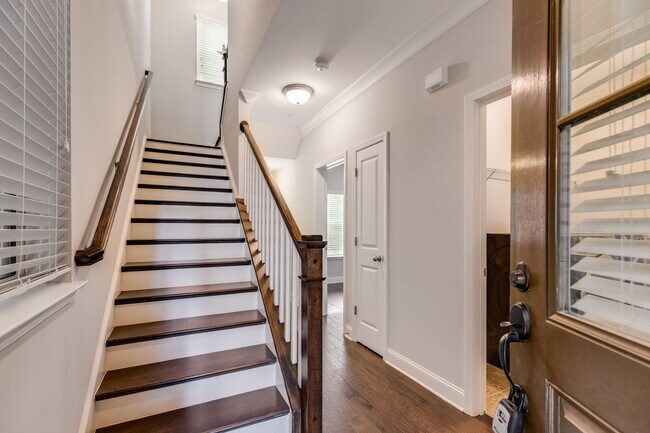 Building Photo - 1032 Moorewood Ln S E