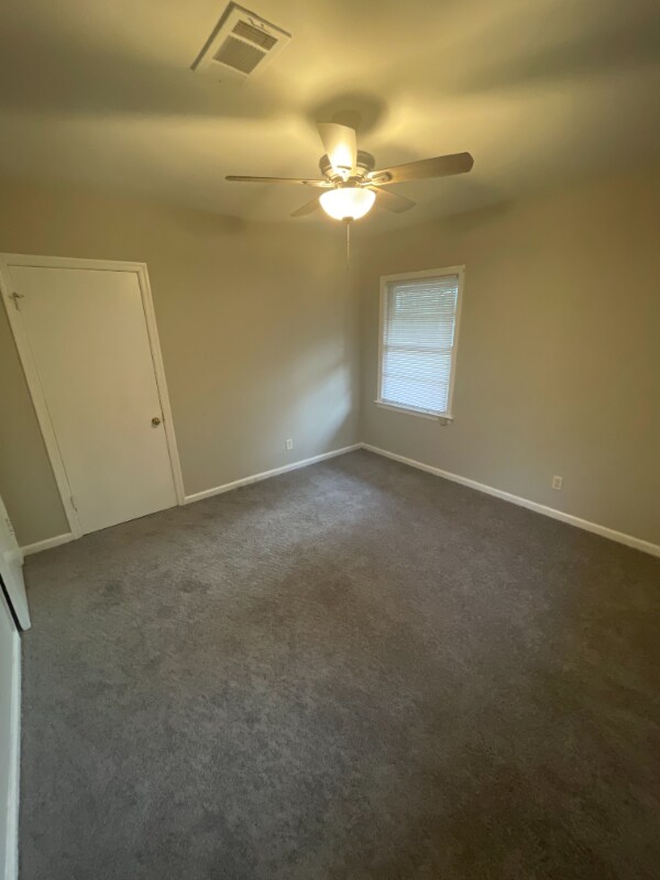 Building Photo - 2427 Laurel Dr