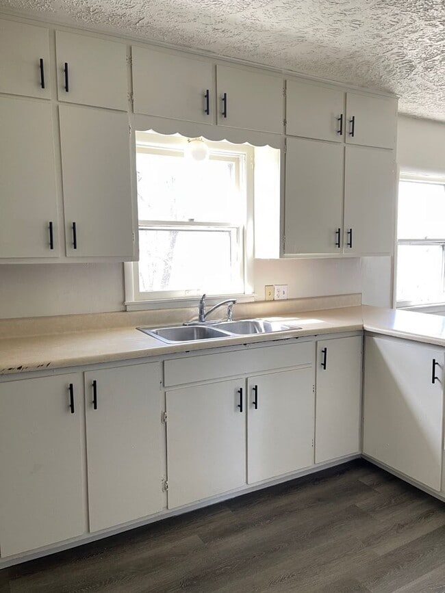 Building Photo - 3 Bedroom House Available Now!!