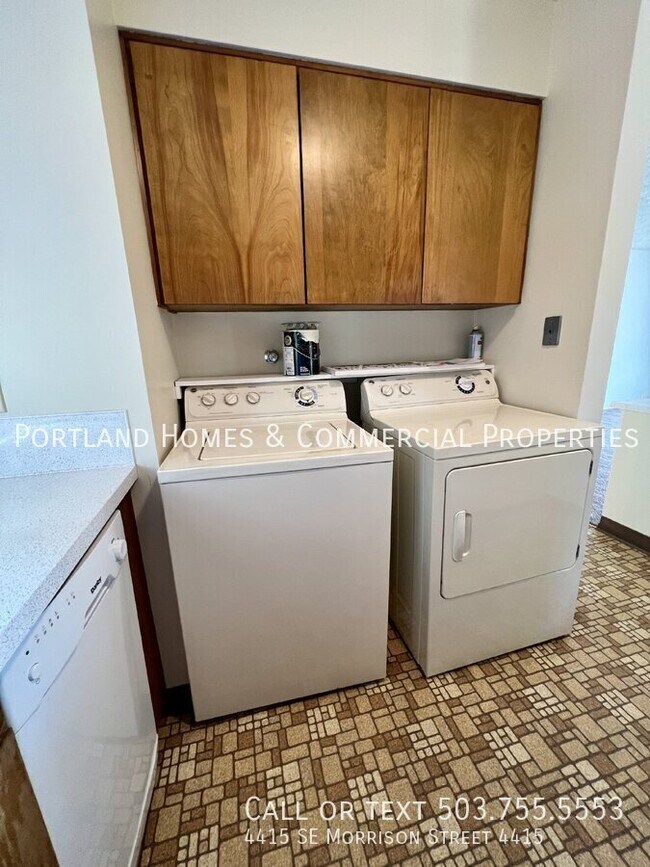 Building Photo - 2 bedroom townhome, close to transportation