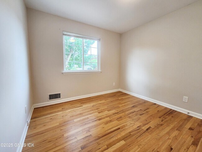 Building Photo - 86 Cos Cob Ave