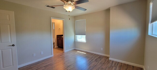 Building Photo - End Unit Condo In Highland Park Subdivision