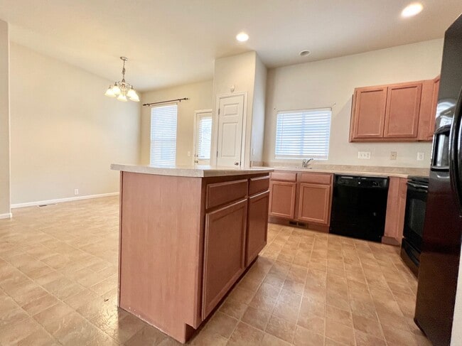 Building Photo - Spacious 2 Bed/2/5 Bath Townhome at The Bluffs at Spring Creek