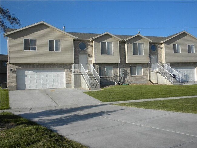 Building Photo - 2733 S Bluff Rd