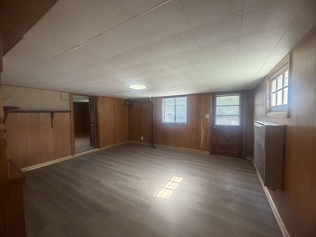 Building Photo - 515 W Southside Blvd