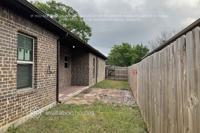 Building Photo - 405 E Aimee St