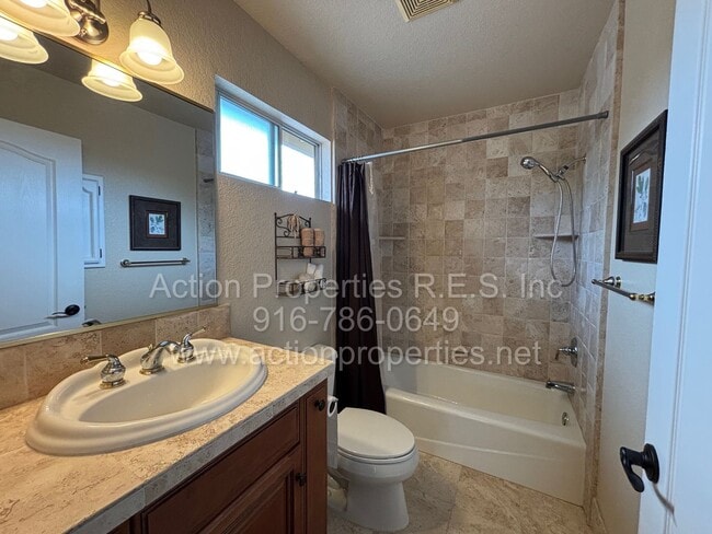 Building Photo - Gorgeous Villa - 3 Bed, 2.5 Bath - Beautiful Views - Highly Desirable Neighborhood!