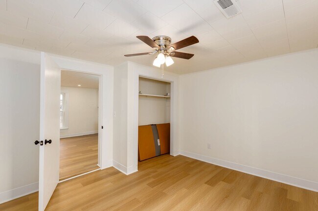 Building Photo - 2 Bedroom Charmer in heart of Columbiana