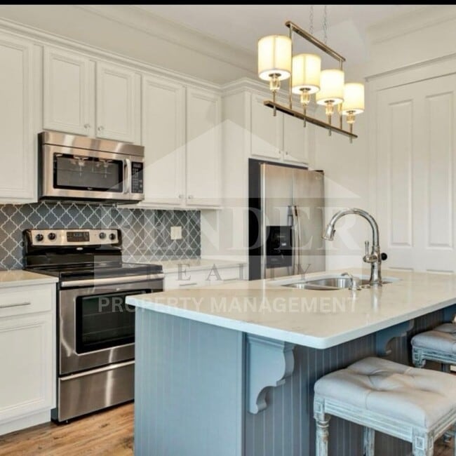 Building Photo - BEAUTIFUL EXECUTIVE TOWNHOME FOR RENT