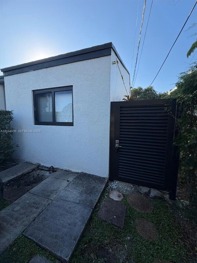 Building Photo - 2520 SW 20th St