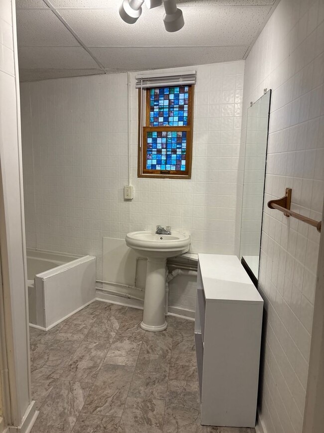 Building Photo - Spacious 2+ Bedroom Apartment-York City SD