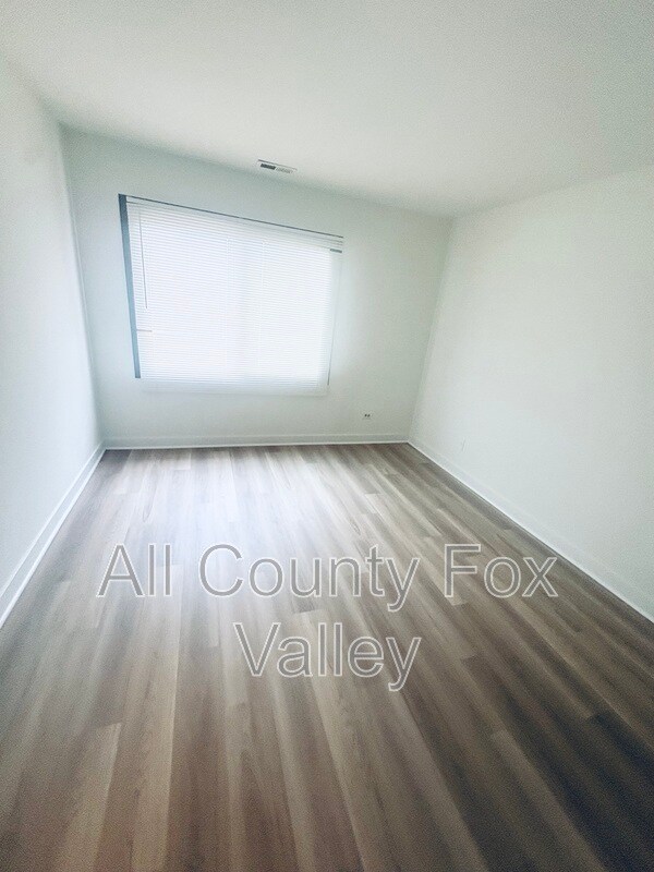 Building Photo - 152 S Waters Edge Dr