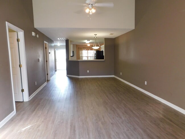 Building Photo - 135 Photinia Dr
