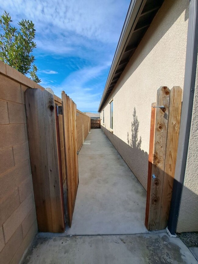 Building Photo - Beautiful 4 Bedroom Home In Clovis!