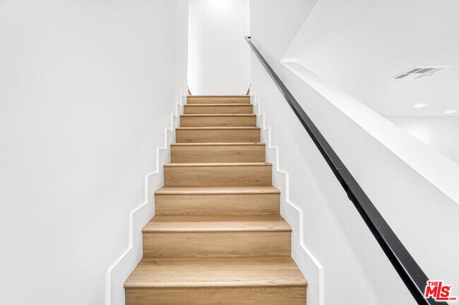 Building Photo - 2057 1/2 S Garth Ave