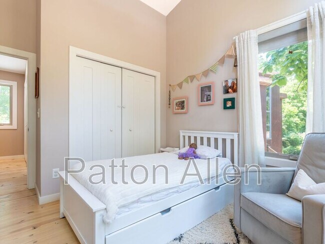 Building Photo - 206 Waynesville Ave