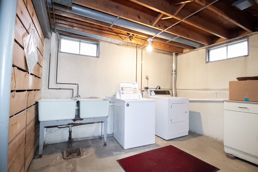 Building Photo - 2954 Carskaddon Ave