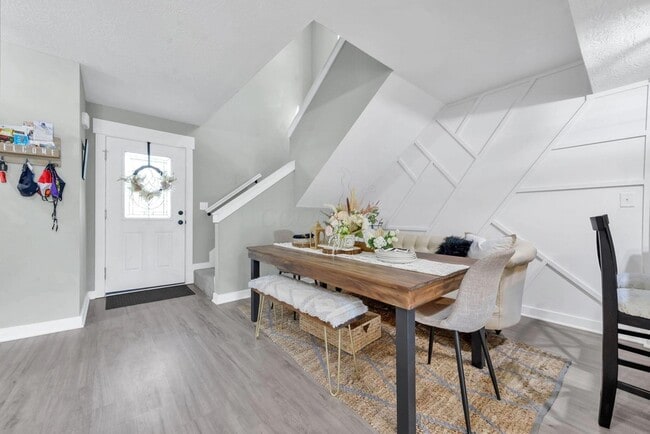 Building Photo - 1945 Woodcrest Rd