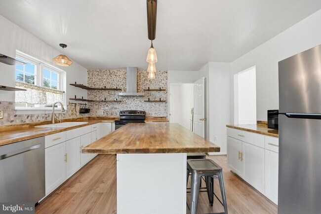 Building Photo - 11 St Marks Ct