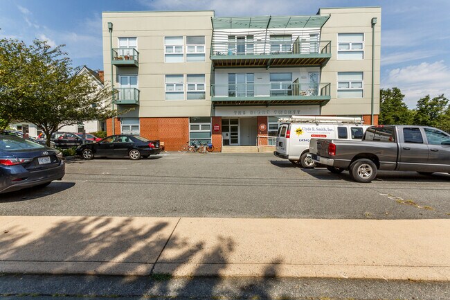Building Photo - 820 E High St