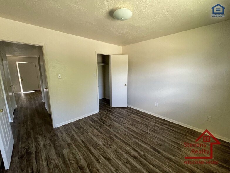 Building Photo - 1502 NW Kingsbury Ave