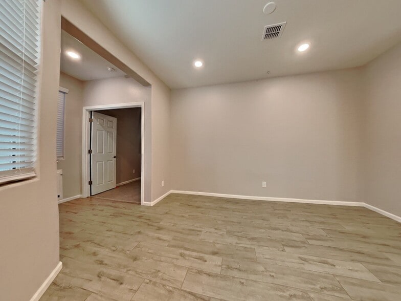 Building Photo - 21266 W Wilshire Dr