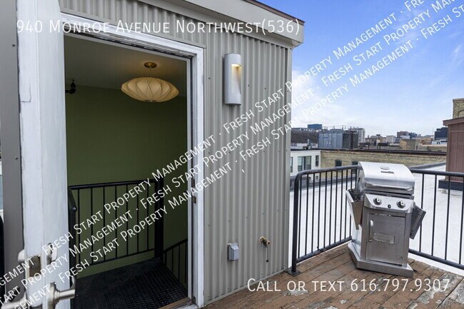 Building Photo - 940 Monroe Ave NW
