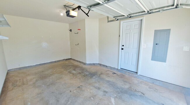 Building Photo - 3 Bed / 2 Full and 2 Half Bath Single Family Townhome