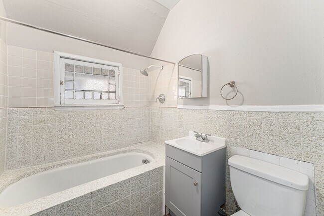 Building Photo - Charming 2 Bed 1.5 Bath in West Wash Park!