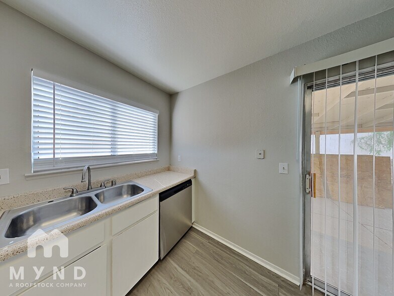 Building Photo - 1567 S Christy Ln