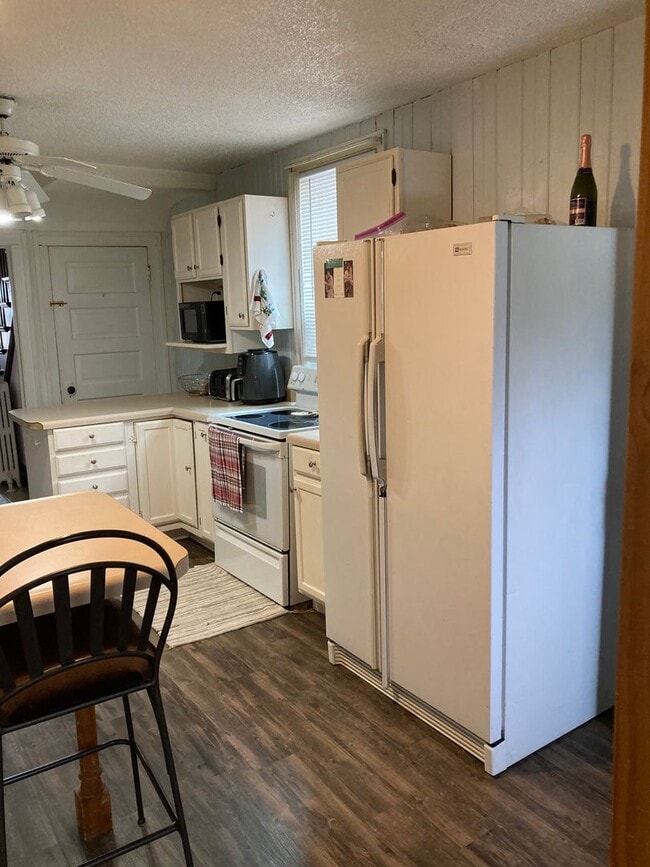 Building Photo - 3+ Bedroom / 2 Bath Single Family Home Ava...