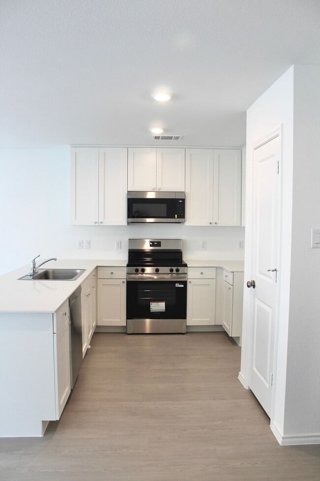 Building Photo - 5 bedroom, 3 bath, and over 2000 sqft!!!!