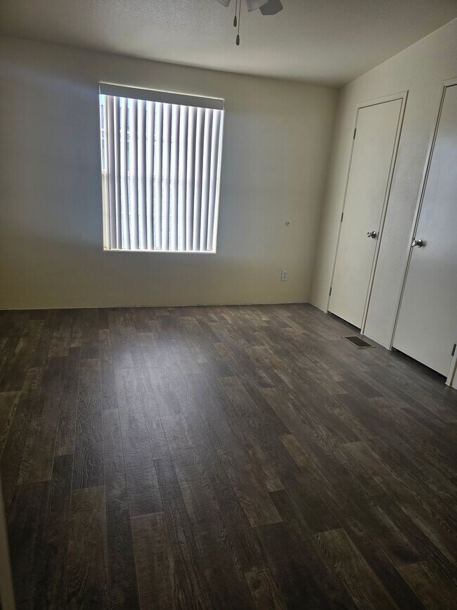 Building Photo - 1915 N Park Ave