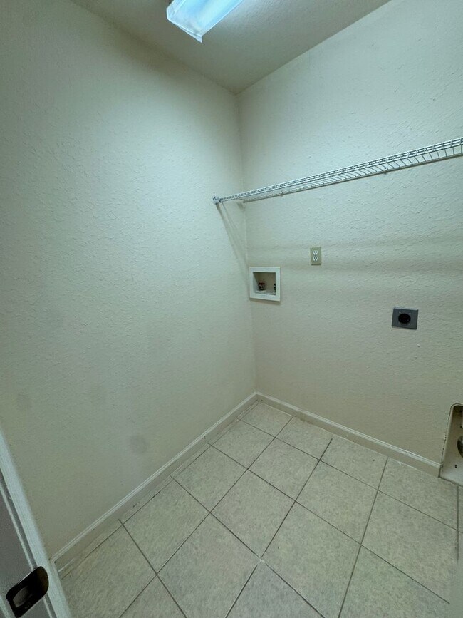 Building Photo - BEAUTIFUL 3 BEDFROOM, ,2.5 BATHROOMS TOWNHOME IN AVALON LAKES