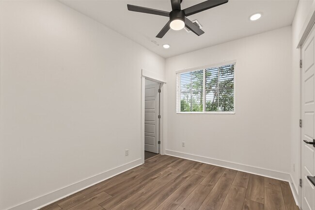 Building Photo - 1406 Mansfield St