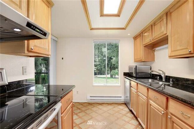 Building Photo - Location, Location, Location 3-bedroom Sammamish Bluffs Condo
