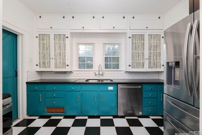 Building Photo - 418 W Rosewood Ave