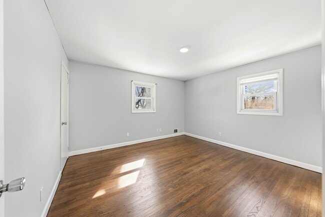 Building Photo - Large 3 Bedroom Apt