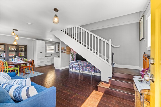 Building Photo - 5bd/2.75ba Seattle Home