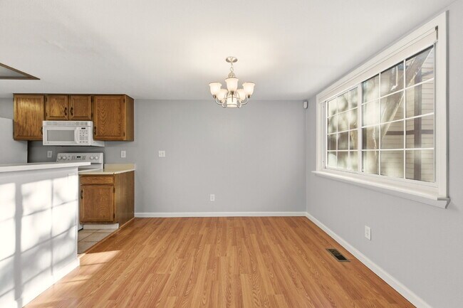 Building Photo - Charming 2BR/2.5BA Townhome in Deer Pointe Village! Beautiful Hardwood Floors Throughout Main Lev...
