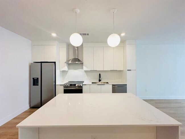 Building Photo - 1701 Simond Ave