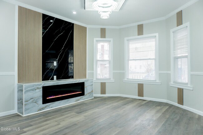 Building Photo - 418 3rd St