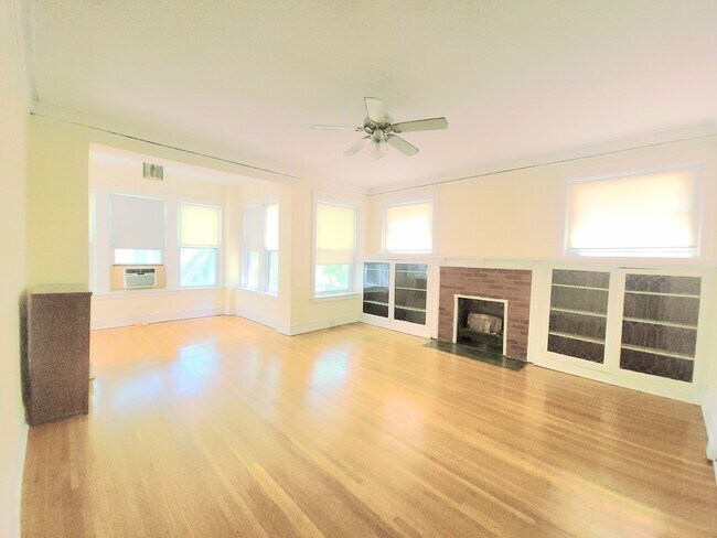 Building Photo - 6320 N Lakewood Ave