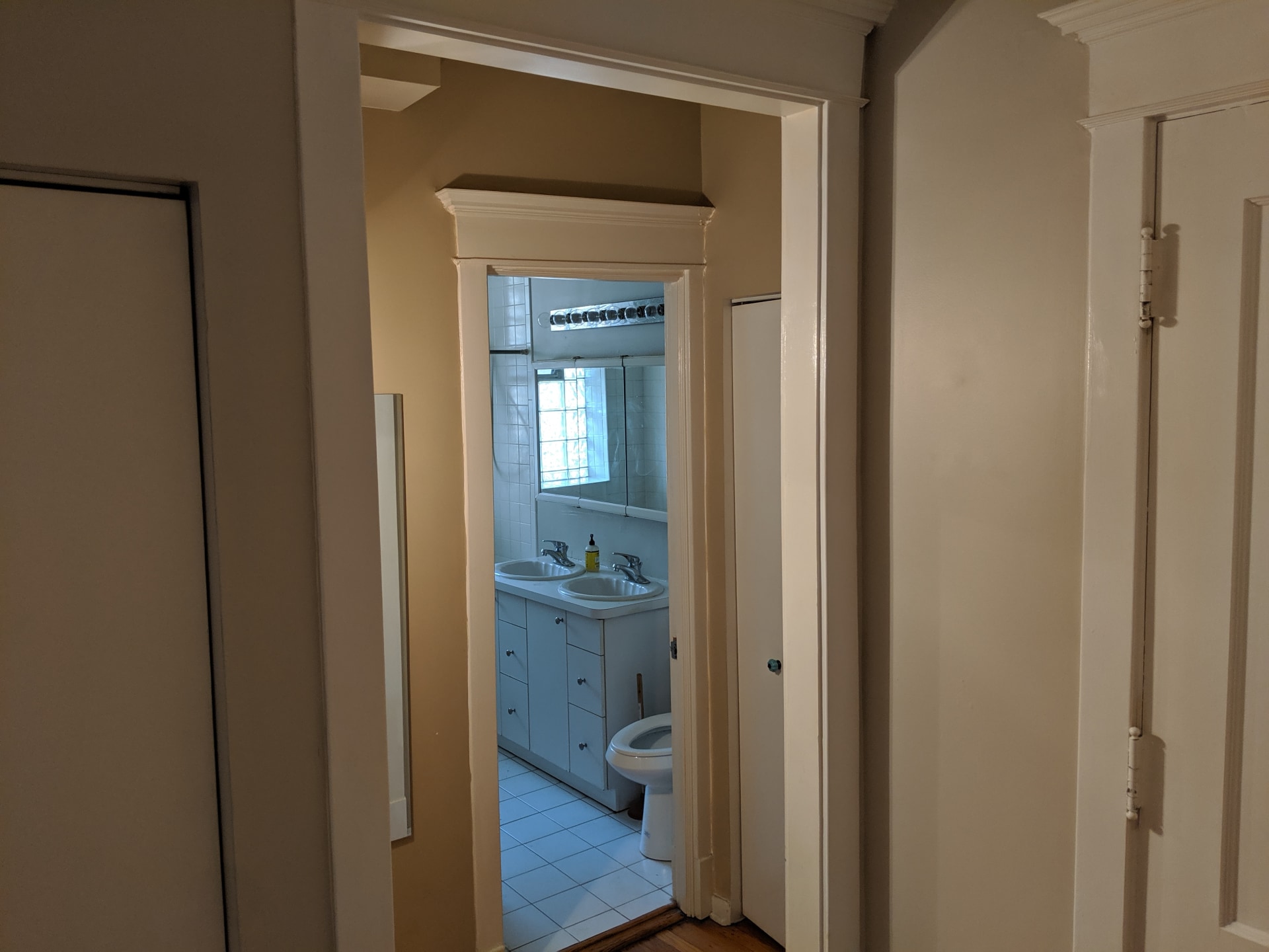 Foyer - 925 E 61st St