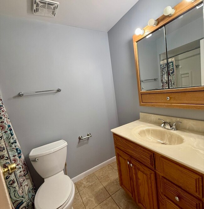 Building Photo - 3026 Roberts Dr