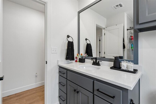 Building Photo - 2232 Los Angeles Ave