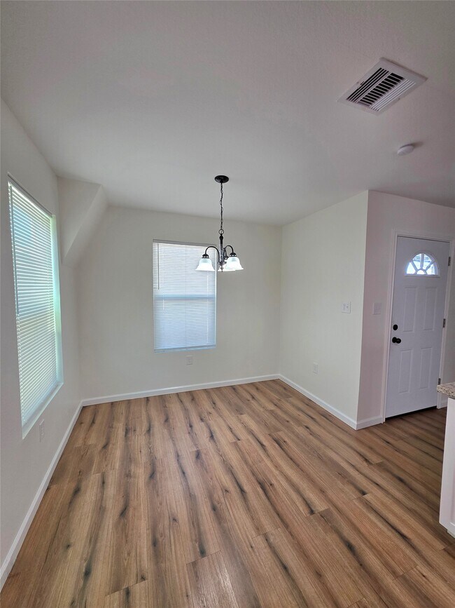 Building Photo - 5422 Pine Ave